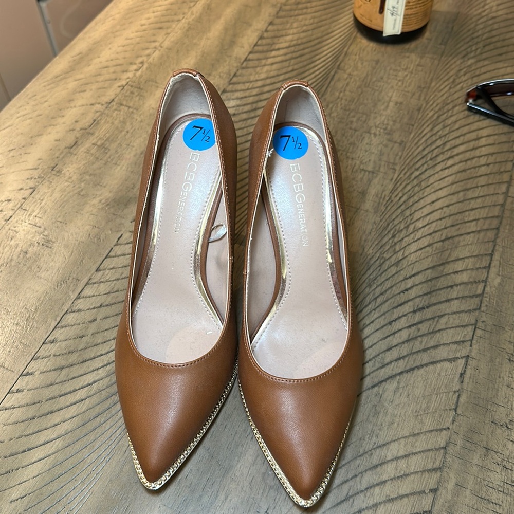 Brown pointed toe heels faux leather gold detail size 7.5 BCBG shoes